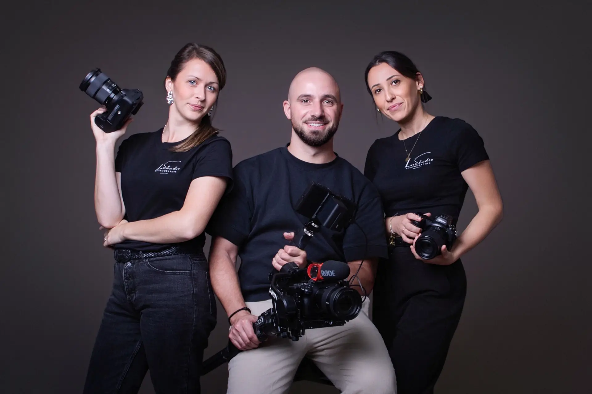 Les photographes de L.Studio et Damien Joyeux, vidéaste DJfilm, réunis avec leurs appareils photo et leur caméra